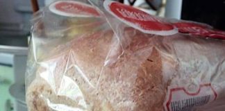 В Новокузнецке ребенок купил хлеб с шурупом