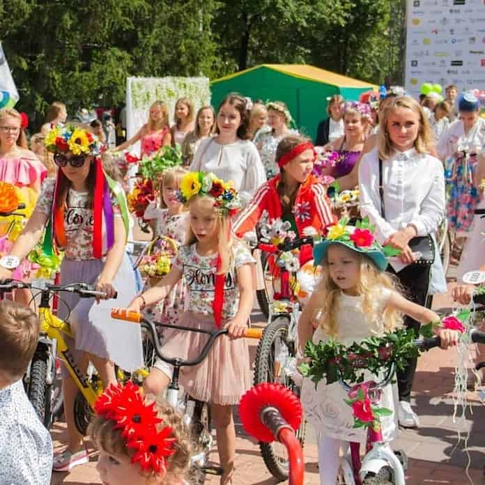 Леди на велосипеде — в Кемерове прошел женский велопарад