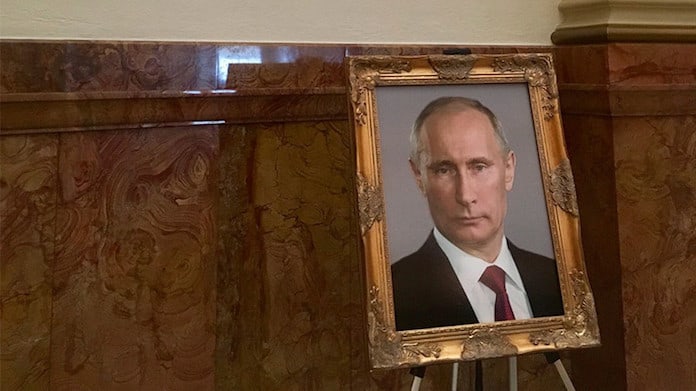 Неизвестный установил портрет Путина вместо портрета Трампа в капитолии штата Колорадо