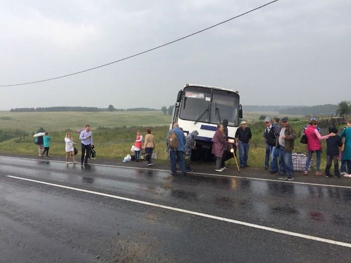 В Кузбассе пассажирский автобус съехал в кювет