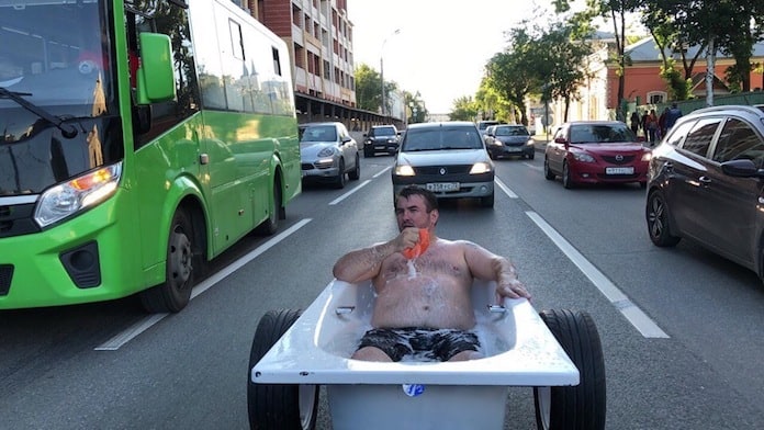 В Тюмени мужчина в ванной катался по дорогам