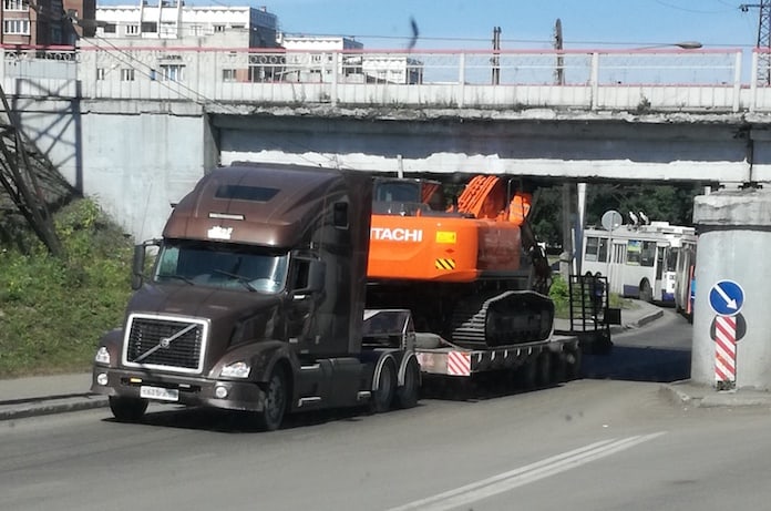 В Новокузнецке экскаватор на трейлере застрял под мостом