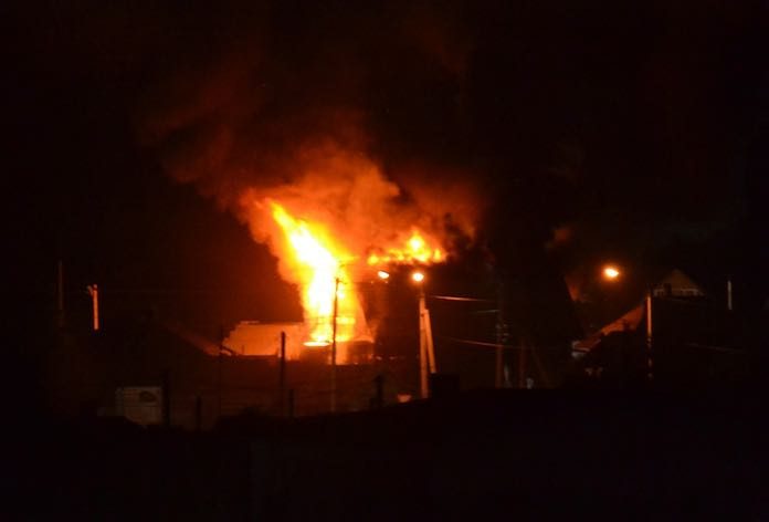 В Белово вечером 1 августа 2018 горел частный дом по улице Степная